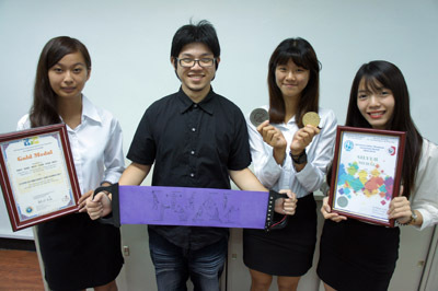 台湾大学研发LED显示复健弹力带 继夺银后再摘金.jpg 台湾大学研发LED显示复健弹力带 继夺银后再摘金.jpg
